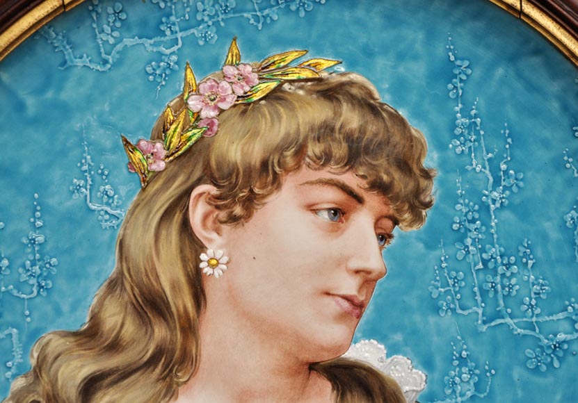 A. TEBARQUE - Paire de portraits de femmes en faïence émaillée A. TEBARQUE - Paire de portraits de femmes en faïence émaillée-3