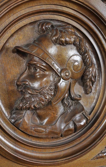 Crédence de style Néo-Renaissance en noyer sculpté à profils de personnages costumés Crédence de style Néo-Renaissance en noyer sculpté à profils de personnages costumés-3