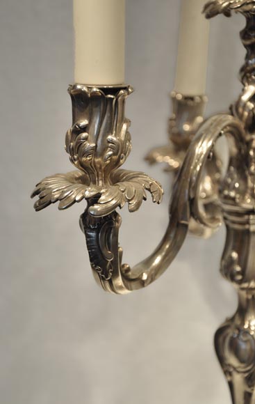 Exceptionnelle paire de chandeliers de style Louis XV en argent par BOIN-TABURET Exceptionnelle paire de chandeliers de style Louis XV en argent par BOIN-TABURET-3