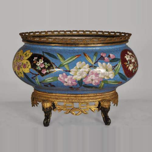 Manufacture de CREIL-MONTEREAU - Belle jardinière à décor de fleurs en faux cloisonné et base en bronze doré et bronze patiné à têtes d'éléphants