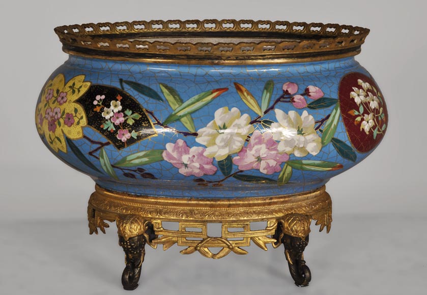 Manufacture de CREIL-MONTEREAU - Belle jardinière à décor de fleurs en faux cloisonné et base en bronze doré et bronze patiné à têtes d'éléphants Manufacture de CREIL-MONTEREAU - Belle jardinière à décor de fleurs en faux cloisonné et base en bronze doré et bronze patiné à têtes d'éléphants-0