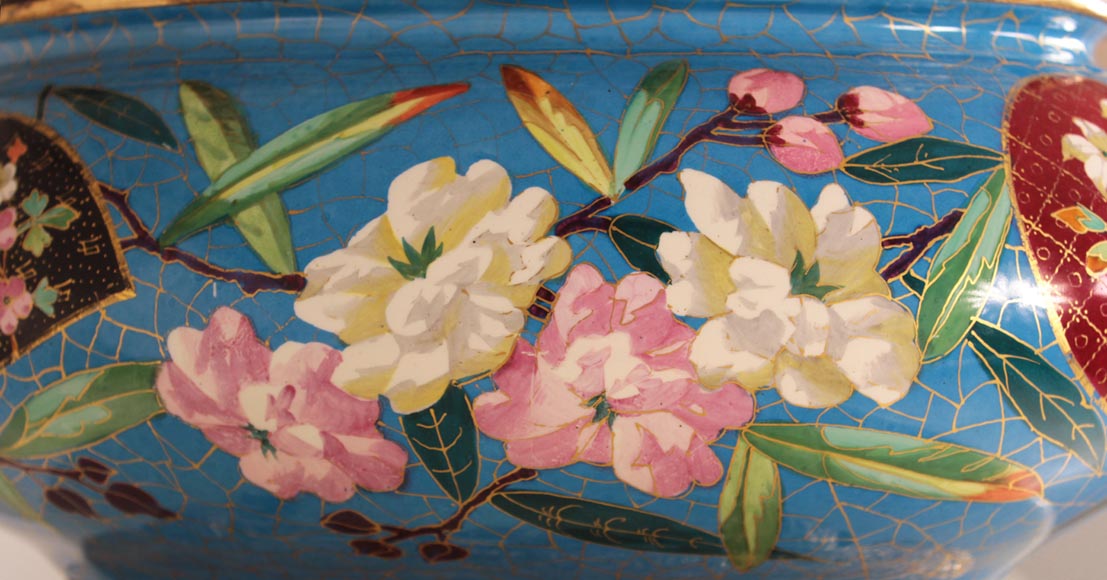 Manufacture de CREIL-MONTEREAU - Belle jardinière à décor de fleurs en faux cloisonné et base en bronze doré et bronze patiné à têtes d'éléphants Manufacture de CREIL-MONTEREAU - Belle jardinière à décor de fleurs en faux cloisonné et base en bronze doré et bronze patiné à têtes d'éléphants-1