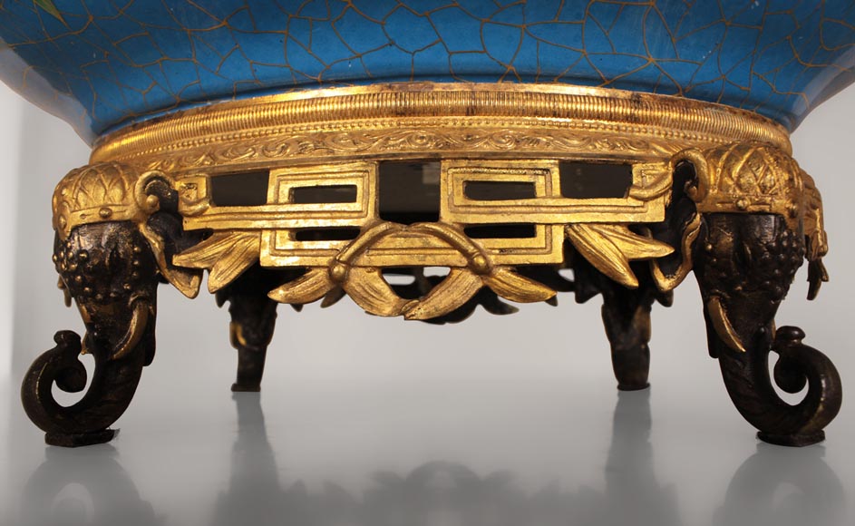 Manufacture de CREIL-MONTEREAU - Belle jardinière à décor de fleurs en faux cloisonné et base en bronze doré et bronze patiné à têtes d'éléphants Manufacture de CREIL-MONTEREAU - Belle jardinière à décor de fleurs en faux cloisonné et base en bronze doré et bronze patiné à têtes d'éléphants-4