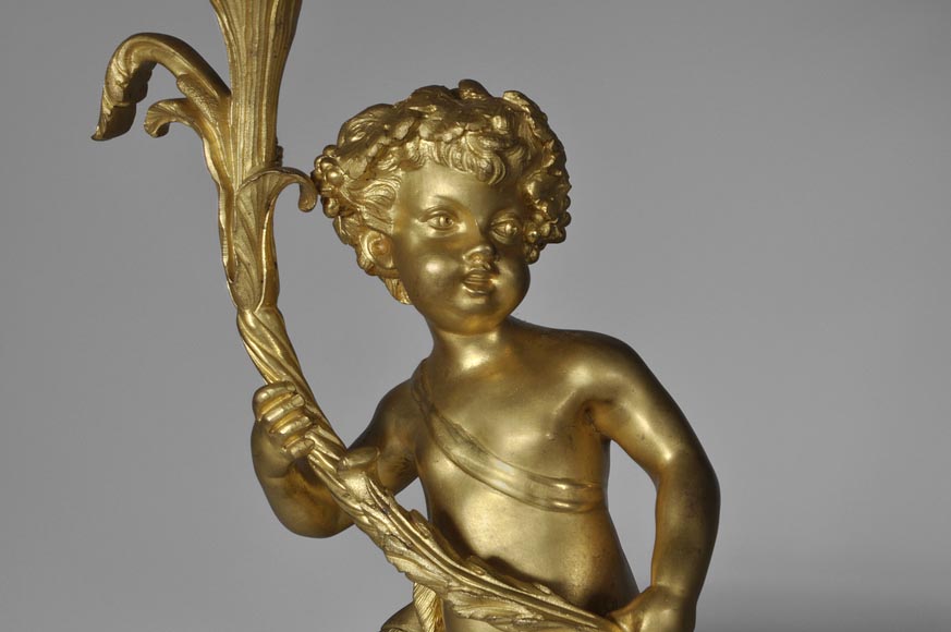 Belle paire de candélabres en marbre Statuaire de Carrare et bronze doré à décor de putti et de roses Belle paire de candélabres en marbre Statuaire de Carrare et bronze doré à décor de putti et de roses-3