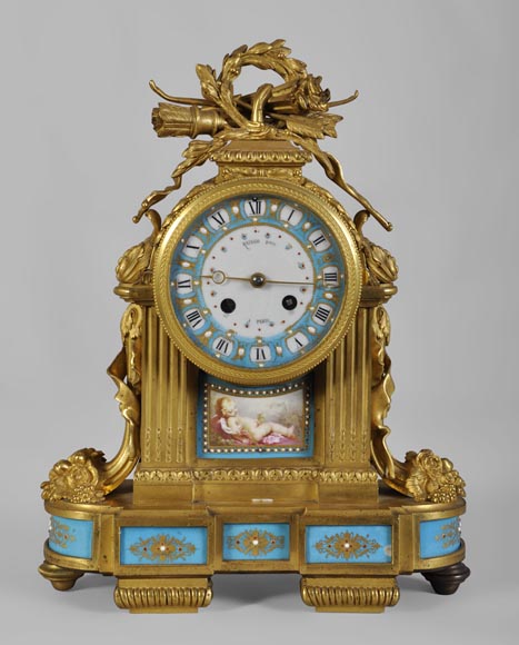 FRÈRES RAINGO (Paris, 1813), Pendule à plaques de porcelaines bleu céleste dans le goût Louis XVI FRÈRES RAINGO (Paris, 1813), Pendule à plaques de porcelaines bleu céleste dans le goût Louis XVI-0