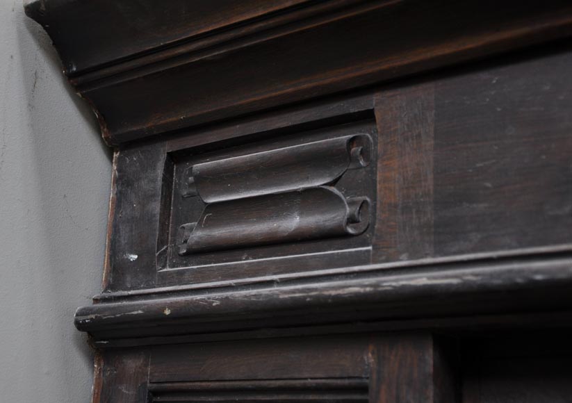 Cheminée ancienne en bois de style Néo-Gothique à décor de troubadours Cheminée ancienne en bois de style Néo-Gothique à décor de troubadours-6