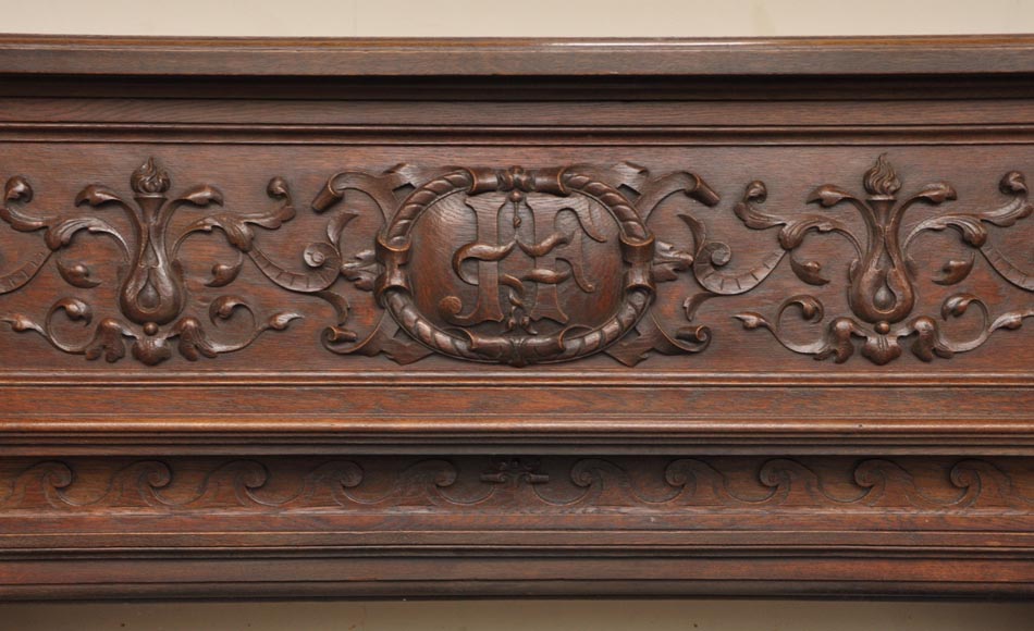 Cheminée ancienne de style Napoléon III en chêne sculpté portant les initiales Cheminée ancienne de style Napoléon III en chêne sculpté portant les initiales
