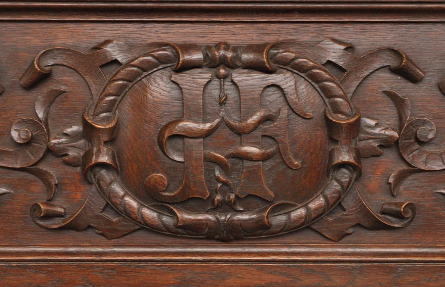 Cheminée ancienne de style Napoléon III en chêne sculpté portant les initiales Cheminée ancienne de style Napoléon III en chêne sculpté portant les initiales