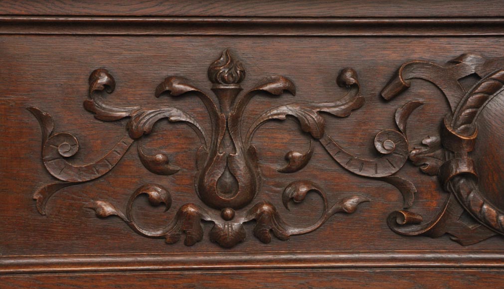 Cheminée ancienne de style Napoléon III en chêne sculpté portant les initiales Cheminée ancienne de style Napoléon III en chêne sculpté portant les initiales