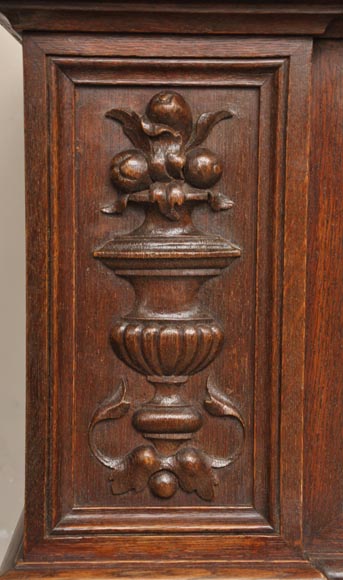 Cheminée ancienne de style Napoléon III en chêne sculpté portant les initiales Cheminée ancienne de style Napoléon III en chêne sculpté portant les initiales