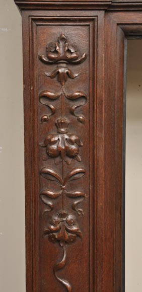 Cheminée ancienne de style Napoléon III en chêne sculpté portant les initiales Cheminée ancienne de style Napoléon III en chêne sculpté portant les initiales