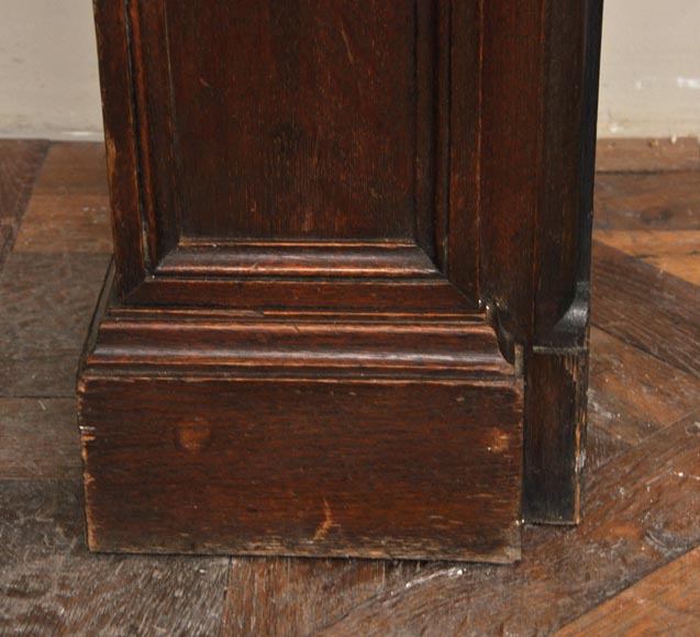 Cheminée ancienne de style Napoléon III en chêne sculpté portant les initiales Cheminée ancienne de style Napoléon III en chêne sculpté portant les initiales