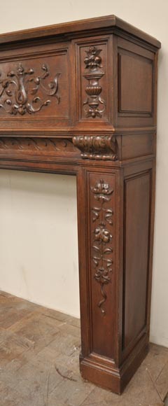 Cheminée ancienne de style Napoléon III en chêne sculpté portant les initiales Cheminée ancienne de style Napoléon III en chêne sculpté portant les initiales