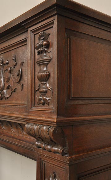 Cheminée ancienne de style Napoléon III en chêne sculpté portant les initiales Cheminée ancienne de style Napoléon III en chêne sculpté portant les initiales