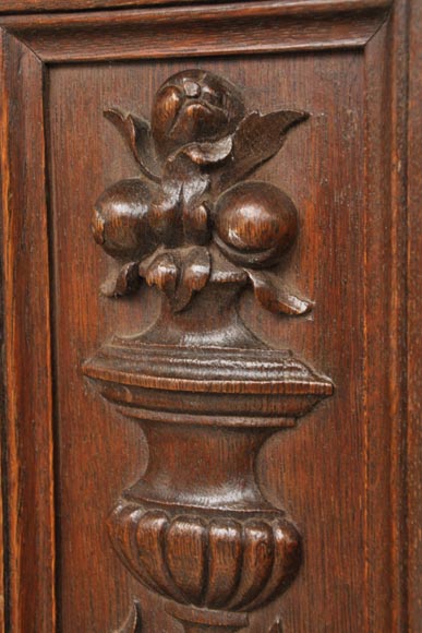 Cheminée ancienne de style Napoléon III en chêne sculpté portant les initiales Cheminée ancienne de style Napoléon III en chêne sculpté portant les initiales