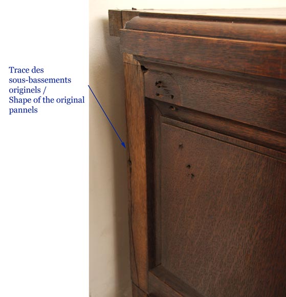 Cheminée ancienne de style Napoléon III en chêne sculpté portant les initiales Cheminée ancienne de style Napoléon III en chêne sculpté portant les initiales