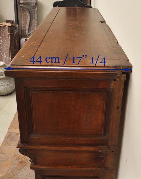 Cheminée ancienne de style Napoléon III en chêne sculpté portant les initiales Cheminée ancienne de style Napoléon III en chêne sculpté portant les initiales