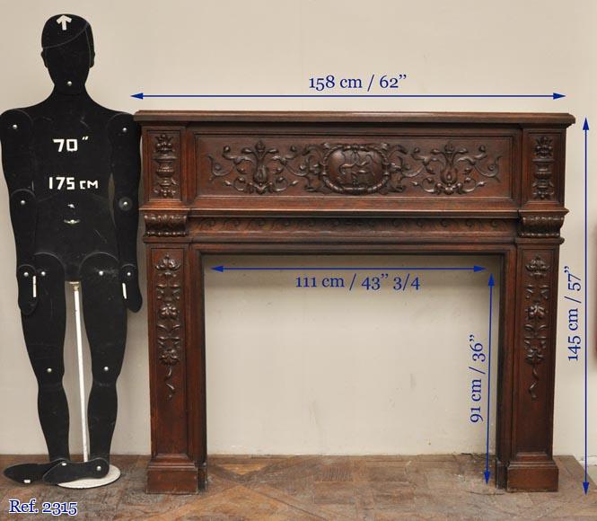 Cheminée ancienne de style Napoléon III en chêne sculpté portant les initiales Cheminée ancienne de style Napoléon III en chêne sculpté portant les initiales