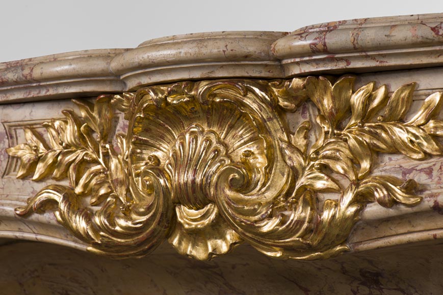 Prestigieuse cheminée ancienne en Scagliola imitation marbre Sarrancolin Fantastico et dorure à la feuille d'après la cheminée de la Salle du Conseil du Palais de Versailles  Prestigieuse cheminée ancienne en Scagliola imitation marbre Sarrancolin Fantastico et dorure à la feuille d'après la cheminée de la Salle du Conseil du Palais de Versailles -2