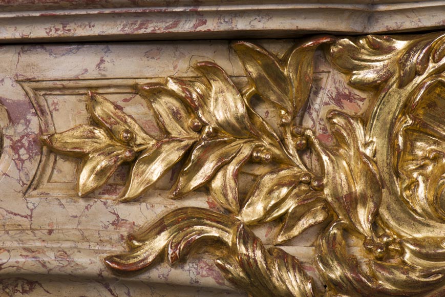 Prestigieuse cheminée ancienne en Scagliola imitation marbre Sarrancolin Fantastico et dorure à la feuille d'après la cheminée de la Salle du Conseil du Palais de Versailles  Prestigieuse cheminée ancienne en Scagliola imitation marbre Sarrancolin Fantastico et dorure à la feuille d'après la cheminée de la Salle du Conseil du Palais de Versailles -3