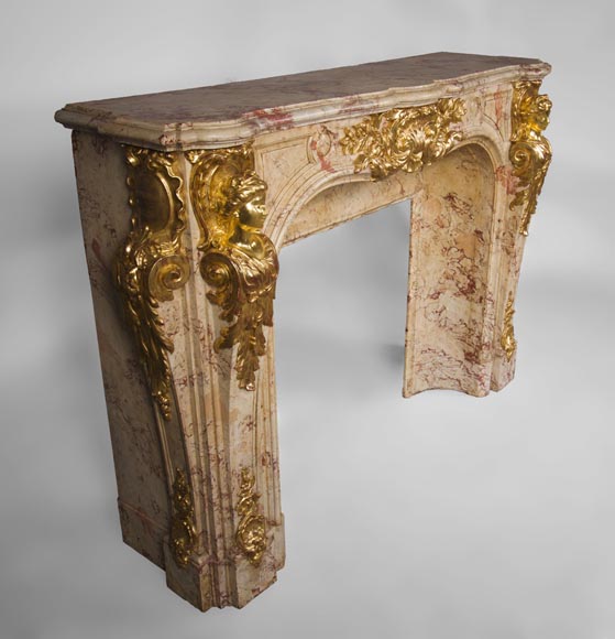 Prestigieuse cheminée ancienne en Scagliola imitation marbre Sarrancolin Fantastico et dorure à la feuille d'après la cheminée de la Salle du Conseil du Palais de Versailles  Prestigieuse cheminée ancienne en Scagliola imitation marbre Sarrancolin Fantastico et dorure à la feuille d'après la cheminée de la Salle du Conseil du Palais de Versailles -4