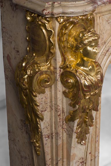 Prestigieuse cheminée ancienne en Scagliola imitation marbre Sarrancolin Fantastico et dorure à la feuille d'après la cheminée de la Salle du Conseil du Palais de Versailles  Prestigieuse cheminée ancienne en Scagliola imitation marbre Sarrancolin Fantastico et dorure à la feuille d'après la cheminée de la Salle du Conseil du Palais de Versailles -5