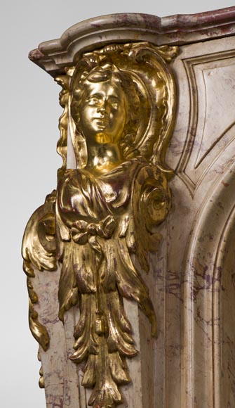 Prestigieuse cheminée ancienne en Scagliola imitation marbre Sarrancolin Fantastico et dorure à la feuille d'après la cheminée de la Salle du Conseil du Palais de Versailles  Prestigieuse cheminée ancienne en Scagliola imitation marbre Sarrancolin Fantastico et dorure à la feuille d'après la cheminée de la Salle du Conseil du Palais de Versailles -7