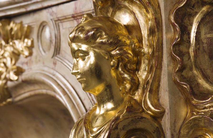 Prestigieuse cheminée ancienne en Scagliola imitation marbre Sarrancolin Fantastico et dorure à la feuille d'après la cheminée de la Salle du Conseil du Palais de Versailles  Prestigieuse cheminée ancienne en Scagliola imitation marbre Sarrancolin Fantastico et dorure à la feuille d'après la cheminée de la Salle du Conseil du Palais de Versailles -11