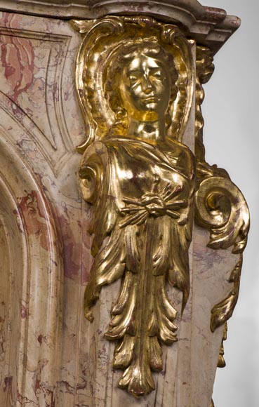 Prestigieuse cheminée ancienne en Scagliola imitation marbre Sarrancolin Fantastico et dorure à la feuille d'après la cheminée de la Salle du Conseil du Palais de Versailles  Prestigieuse cheminée ancienne en Scagliola imitation marbre Sarrancolin Fantastico et dorure à la feuille d'après la cheminée de la Salle du Conseil du Palais de Versailles -12