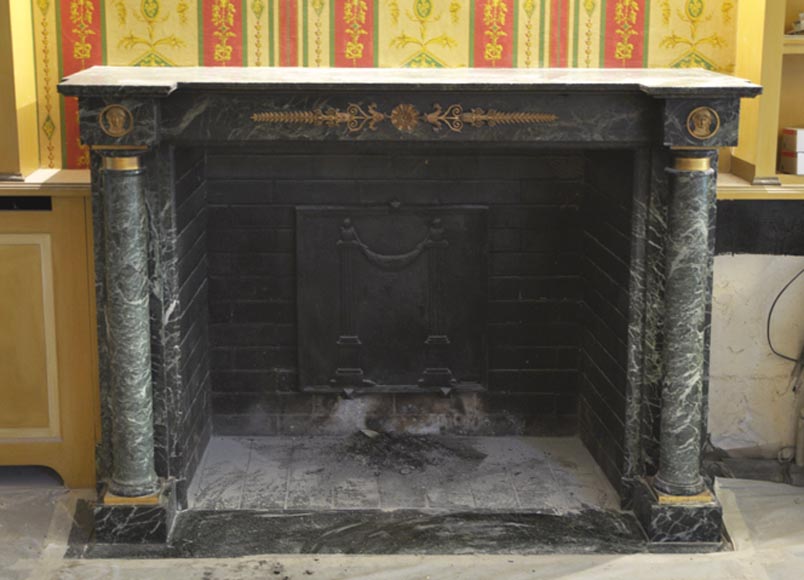 Belle cheminée ancienne de style Empire en marbre Vert de Mer à ornements de bronze Belle cheminée ancienne de style Empire en marbre Vert de Mer à ornements de bronze-0