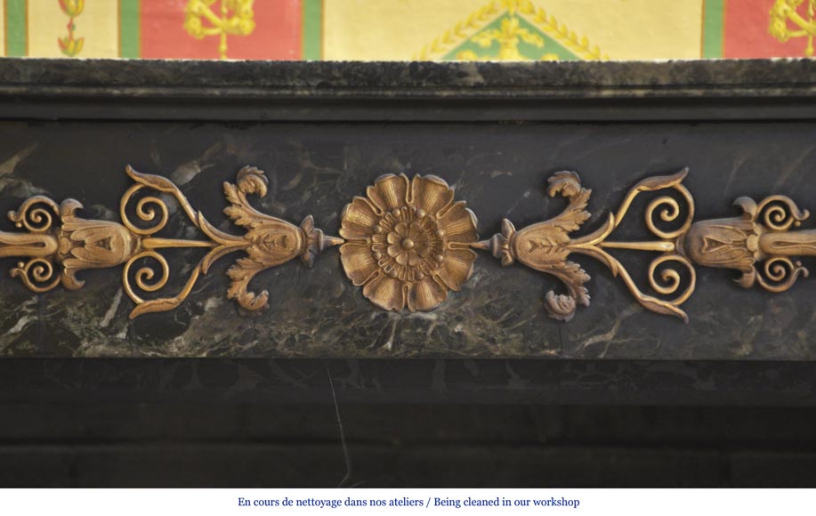 Belle cheminée ancienne de style Empire en marbre Vert de Mer à ornements de bronze Belle cheminée ancienne de style Empire en marbre Vert de Mer à ornements de bronze-1