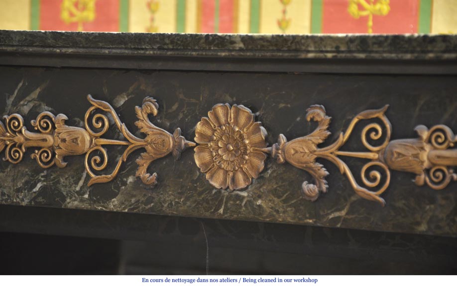 Belle cheminée ancienne de style Empire en marbre Vert de Mer à ornements de bronze Belle cheminée ancienne de style Empire en marbre Vert de Mer à ornements de bronze-2