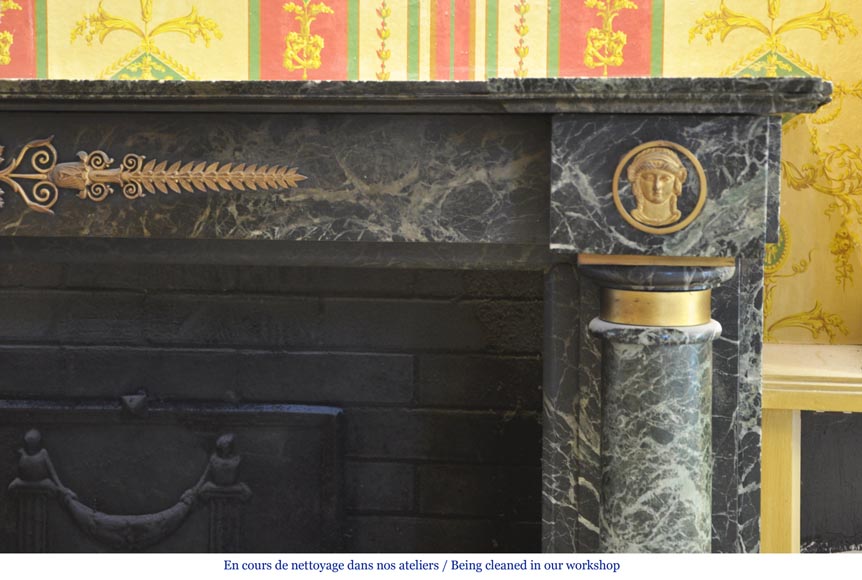 Belle cheminée ancienne de style Empire en marbre Vert de Mer à ornements de bronze Belle cheminée ancienne de style Empire en marbre Vert de Mer à ornements de bronze-4