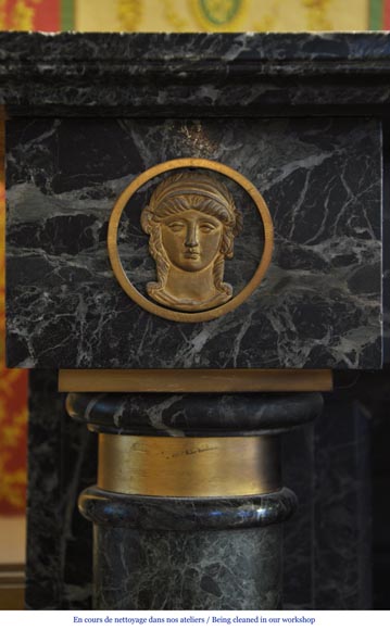 Belle cheminée ancienne de style Empire en marbre Vert de Mer à ornements de bronze Belle cheminée ancienne de style Empire en marbre Vert de Mer à ornements de bronze-7