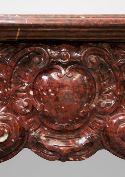 Très belle cheminée ancienne de style Louis XV en marbre Rouge Griotte richement sculptée-2