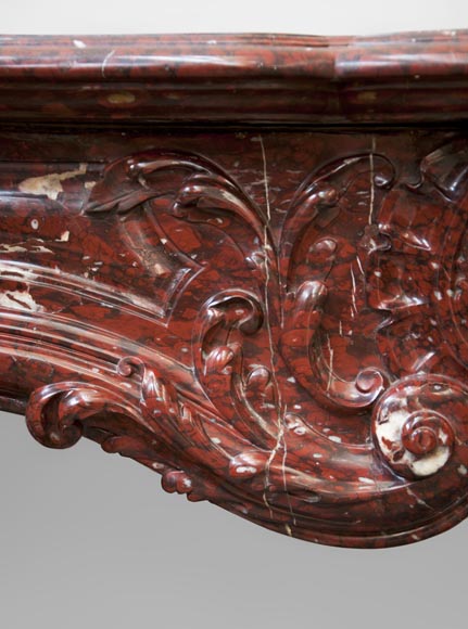 Très belle cheminée ancienne de style Louis XV en marbre Rouge Griotte richement sculptée Très belle cheminée ancienne de style Louis XV en marbre Rouge Griotte richement sculptée-3