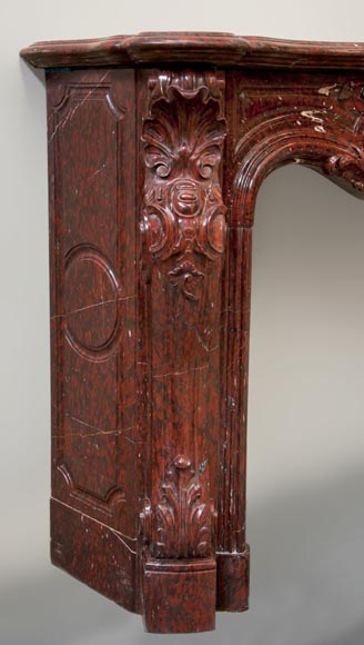 Très belle cheminée ancienne de style Louis XV en marbre Rouge Griotte richement sculptée Très belle cheminée ancienne de style Louis XV en marbre Rouge Griotte richement sculptée-5