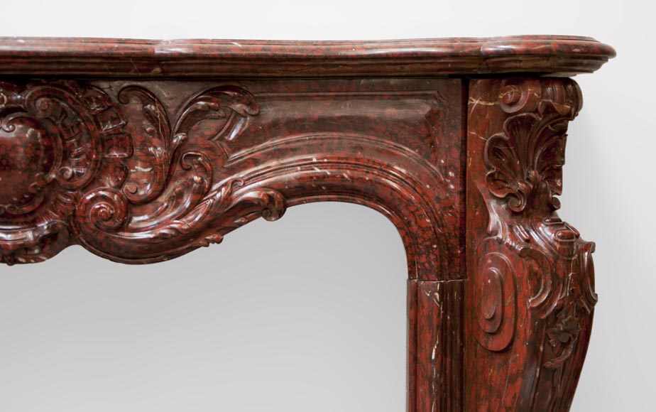 Très belle cheminée ancienne de style Louis XV en marbre Rouge Griotte richement sculptée Très belle cheminée ancienne de style Louis XV en marbre Rouge Griotte richement sculptée-10