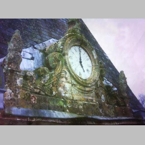 Rare fronton avec horloge provenant du Château de la Garcillière à Talmont Saint Hilaire
