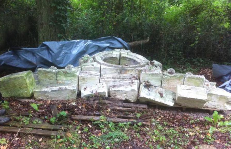 Rare fronton avec horloge provenant du Château de la Garcillière à Talmont Saint Hilaire Rare fronton avec horloge provenant du Château de la Garcillière à Talmont Saint Hilaire-2