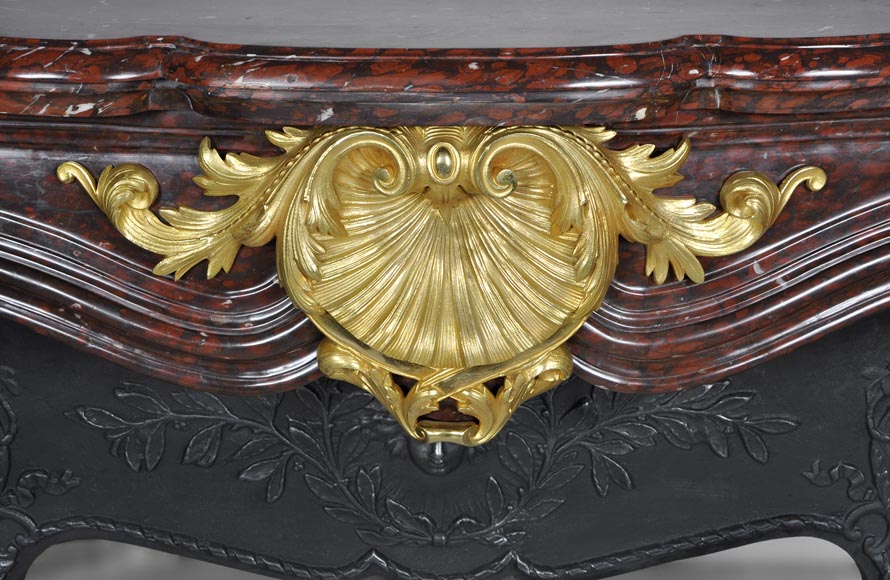 Très belle cheminée ancienne de style Louis XV en marbre Rouge Griotte à ornements de bronze doré Très belle cheminée ancienne de style Louis XV en marbre Rouge Griotte à ornements de bronze doré-1