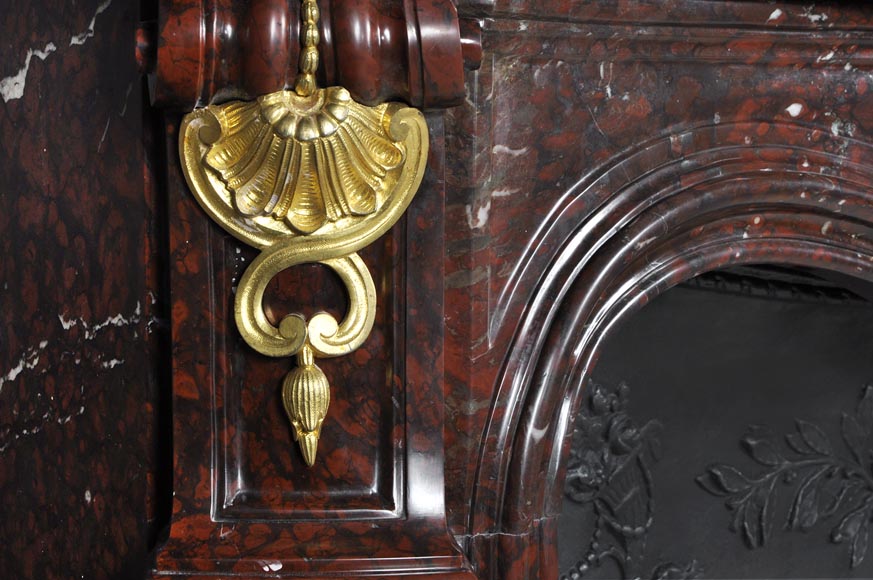 Très belle cheminée ancienne de style Louis XV en marbre Rouge Griotte à ornements de bronze doré Très belle cheminée ancienne de style Louis XV en marbre Rouge Griotte à ornements de bronze doré-3
