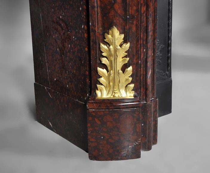 Très belle cheminée ancienne de style Louis XV en marbre Rouge Griotte à ornements de bronze doré Très belle cheminée ancienne de style Louis XV en marbre Rouge Griotte à ornements de bronze doré-4