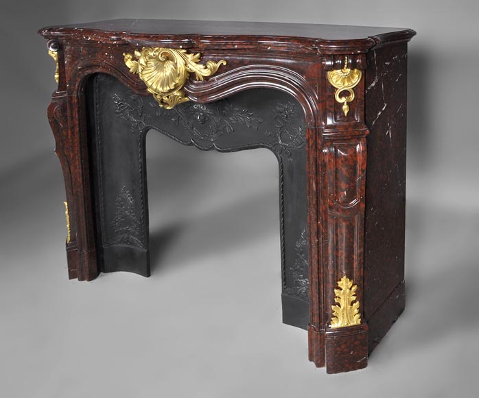 Très belle cheminée ancienne de style Louis XV en marbre Rouge Griotte à ornements de bronze doré Très belle cheminée ancienne de style Louis XV en marbre Rouge Griotte à ornements de bronze doré-5