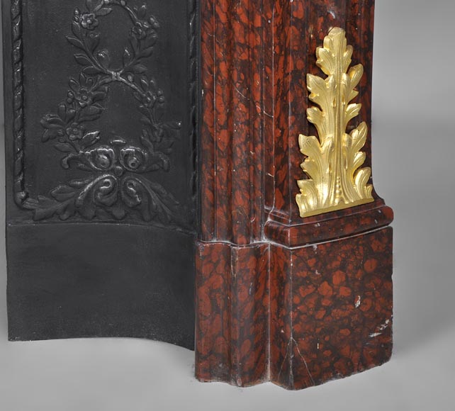 Très belle cheminée ancienne de style Louis XV en marbre Rouge Griotte à ornements de bronze doré Très belle cheminée ancienne de style Louis XV en marbre Rouge Griotte à ornements de bronze doré-7