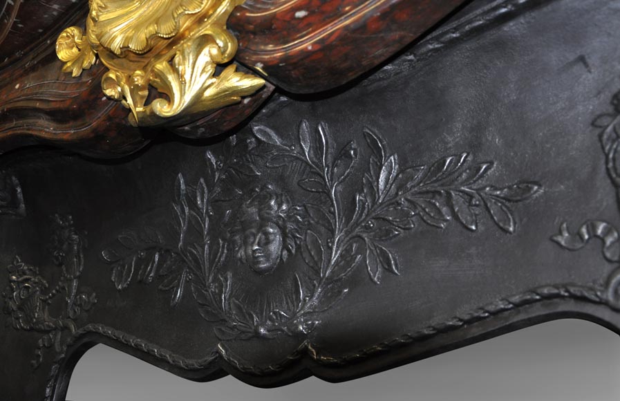 Très belle cheminée ancienne de style Louis XV en marbre Rouge Griotte à ornements de bronze doré Très belle cheminée ancienne de style Louis XV en marbre Rouge Griotte à ornements de bronze doré-11