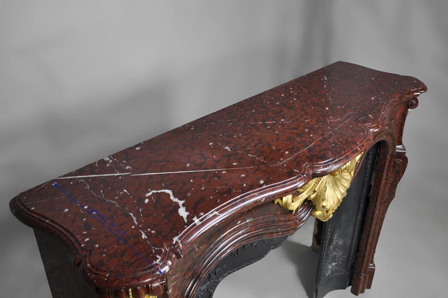 Très belle cheminée ancienne de style Louis XV en marbre Rouge Griotte à ornements de bronze doré Très belle cheminée ancienne de style Louis XV en marbre Rouge Griotte à ornements de bronze doré-12