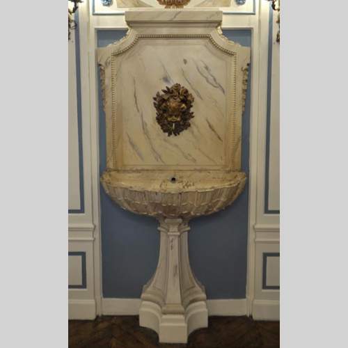 Belle fontaine d'intérieur avec son panneau de boiserie et toile peinte d'une nature morte