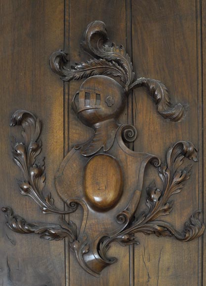 Grande cheminée ancienne en noyer sculpté de style Néo-Renaissance avec heaume de chevalier Grande cheminée ancienne en noyer sculpté de style Néo-Renaissance avec heaume de chevalier-1