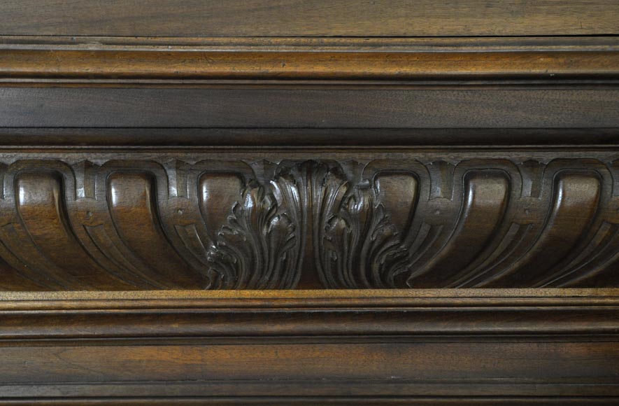 Grande cheminée ancienne en noyer sculpté de style Néo-Renaissance avec heaume de chevalier Grande cheminée ancienne en noyer sculpté de style Néo-Renaissance avec heaume de chevalier-2